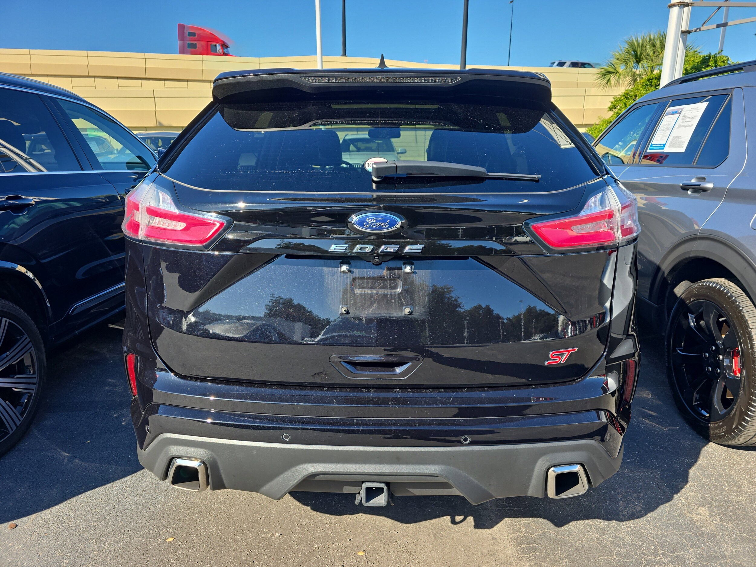 2022 Ford Edge ST photo 2