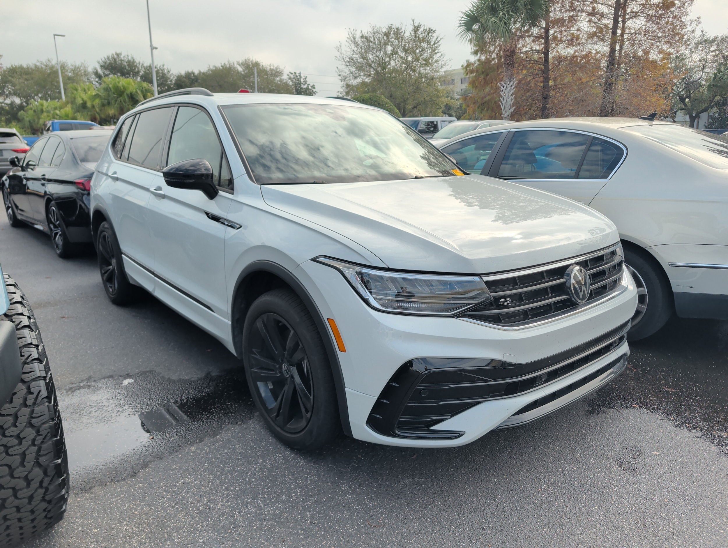 2023 Volkswagen Tiguan SE R-LINE BLACK's photo