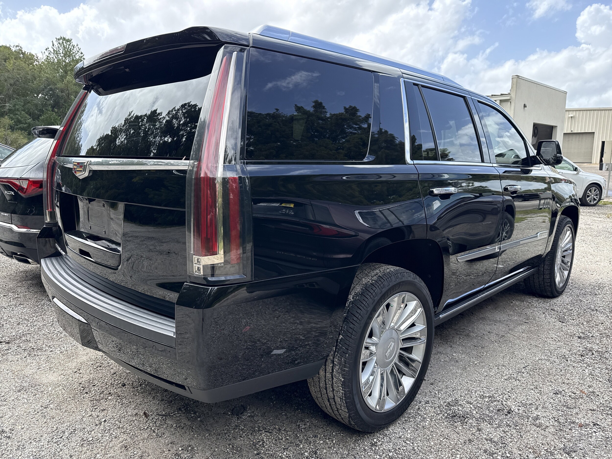 2020 Cadillac Escalade Platinum photo 3