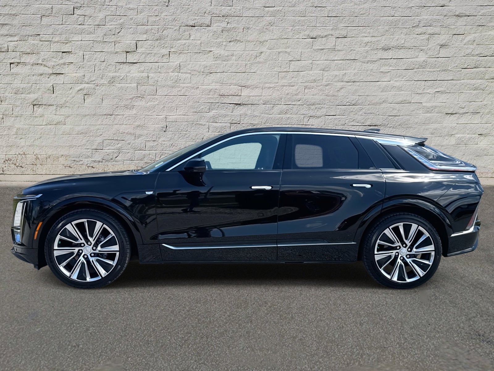 2025 Cadillac Lyriq Luxury photo 2