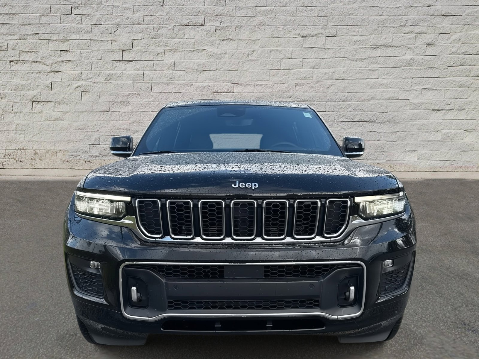 2023 Jeep Grand Cherokee Overland photo 2