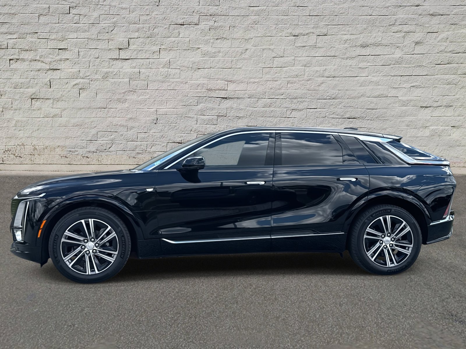 2024 Cadillac Lyriq Luxury photo 2