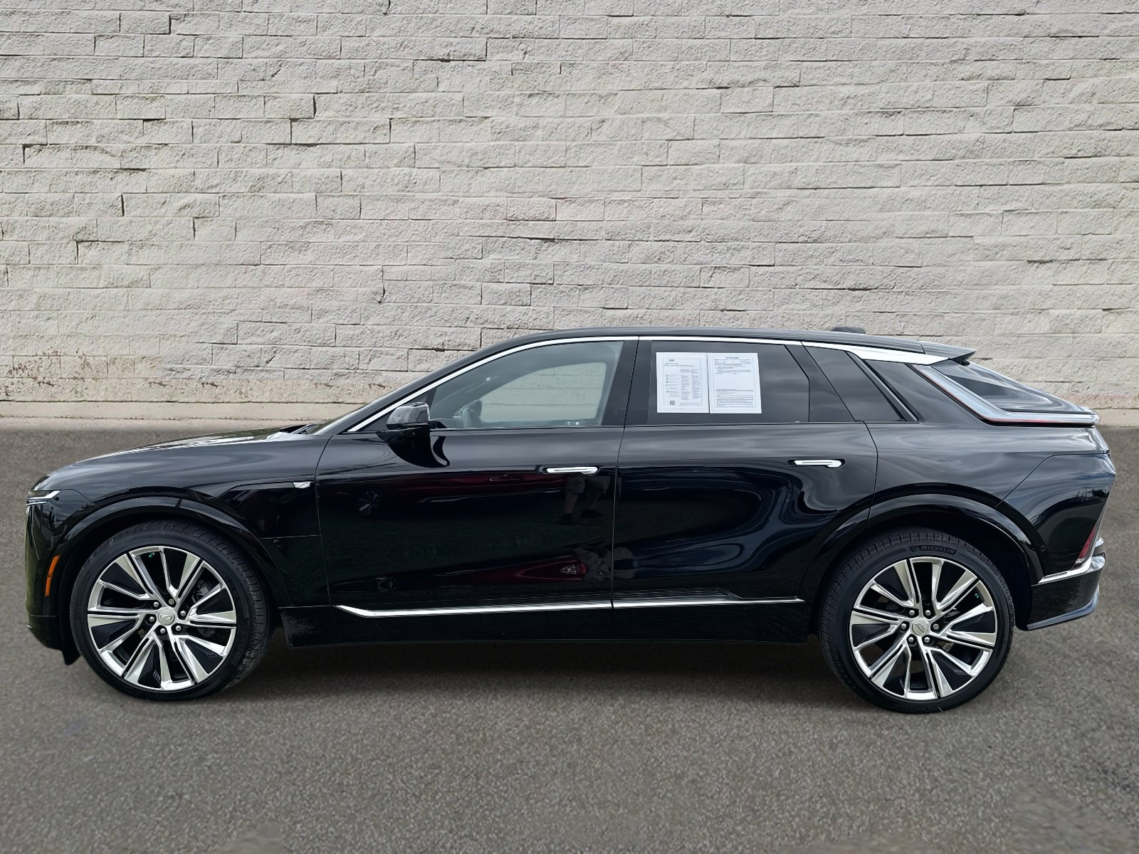 2024 Cadillac Lyriq Luxury photo 2