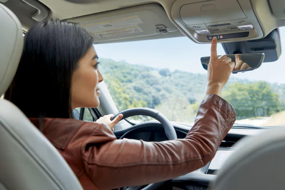 Cadillac-onstar-woman-pushes-button.png