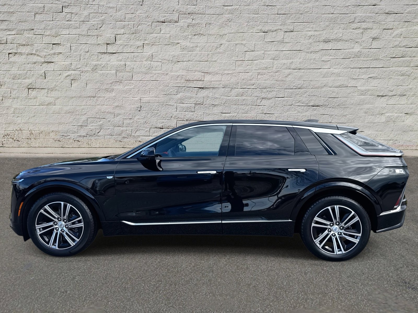 2025 Cadillac Lyriq Luxury photo 2