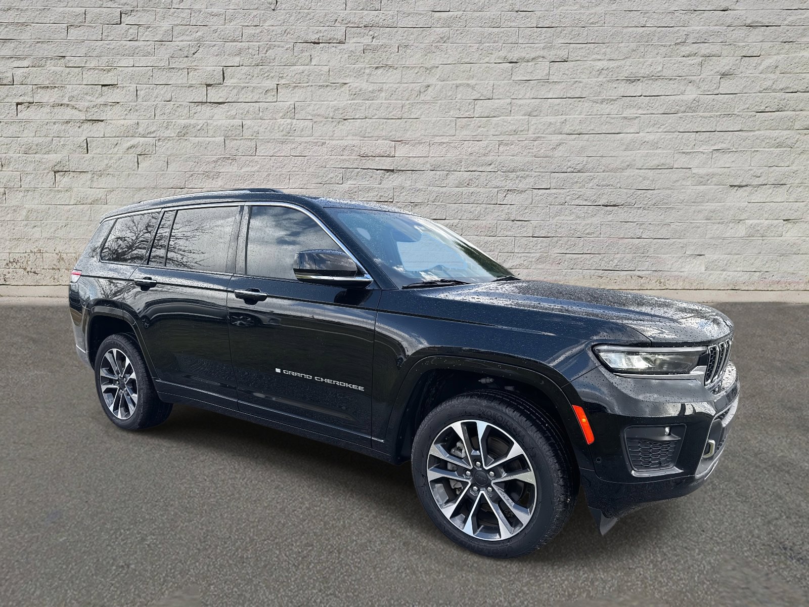 2023 Jeep Grand Cherokee Overland photo 3