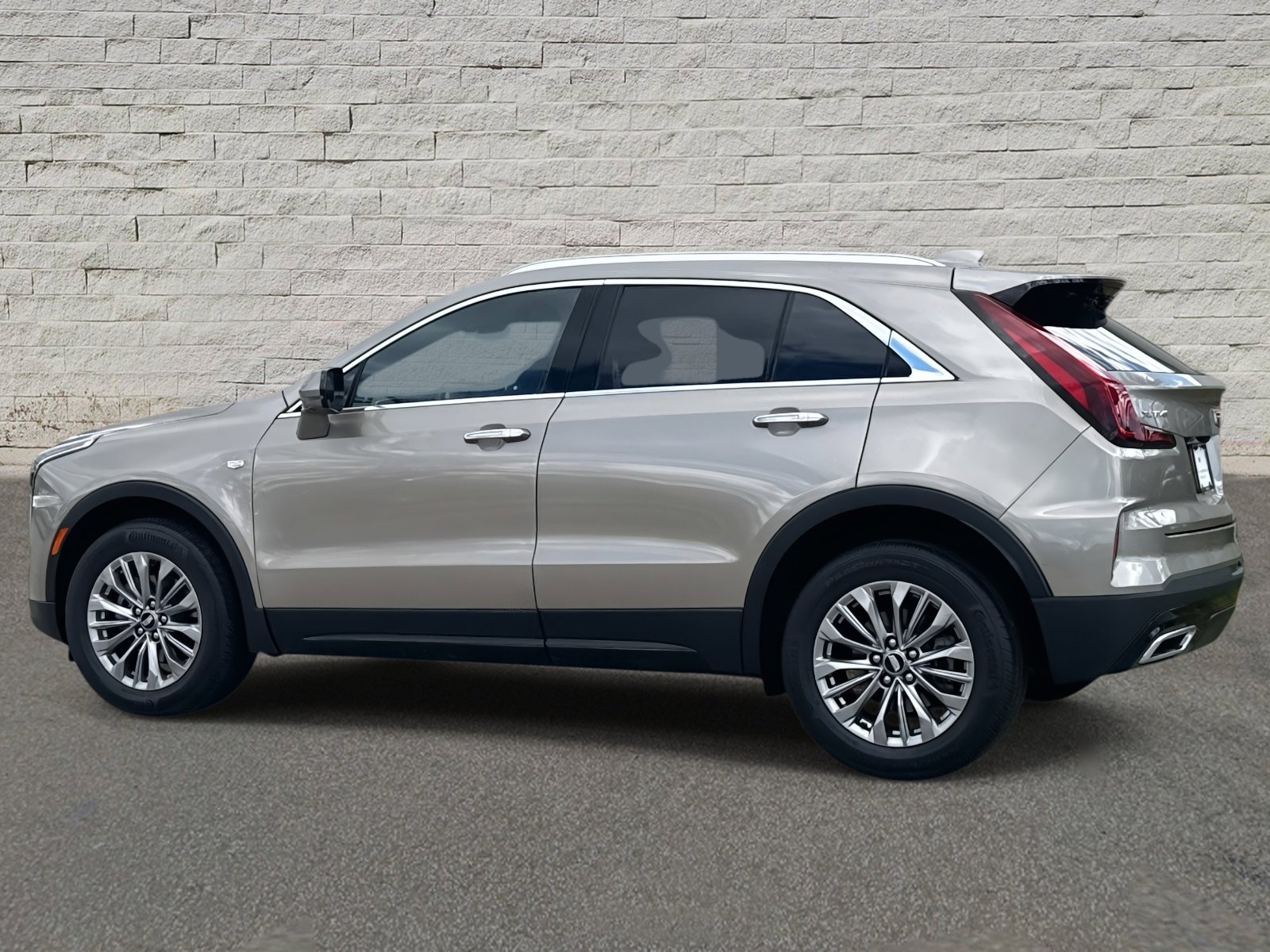 2025 Cadillac XT4 Premium Luxury photo 2