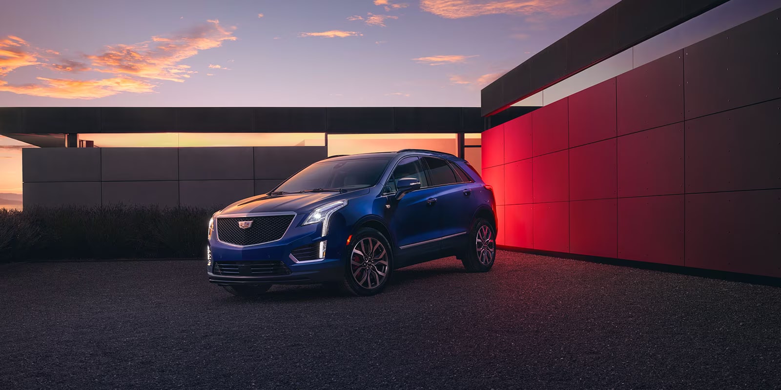 2024-cadillac-xt5-blue-pose.png