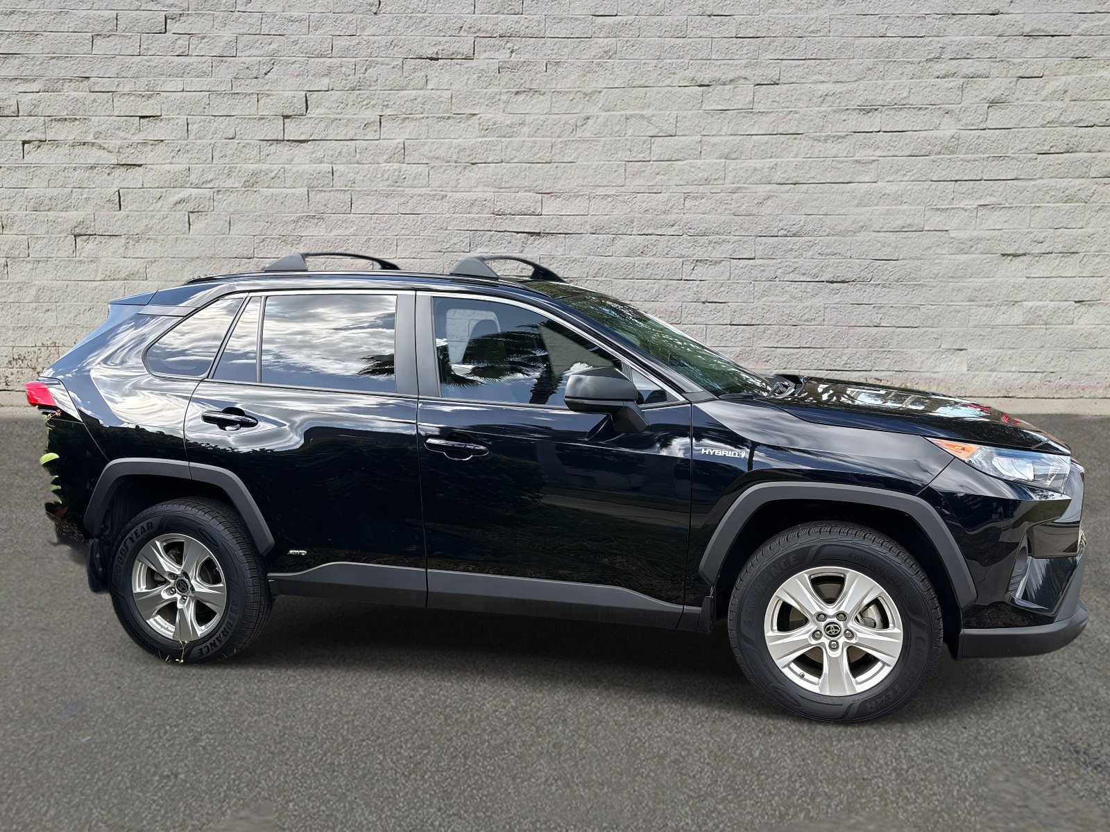 2021 Toyota RAV4 Hybrid LE photo 3