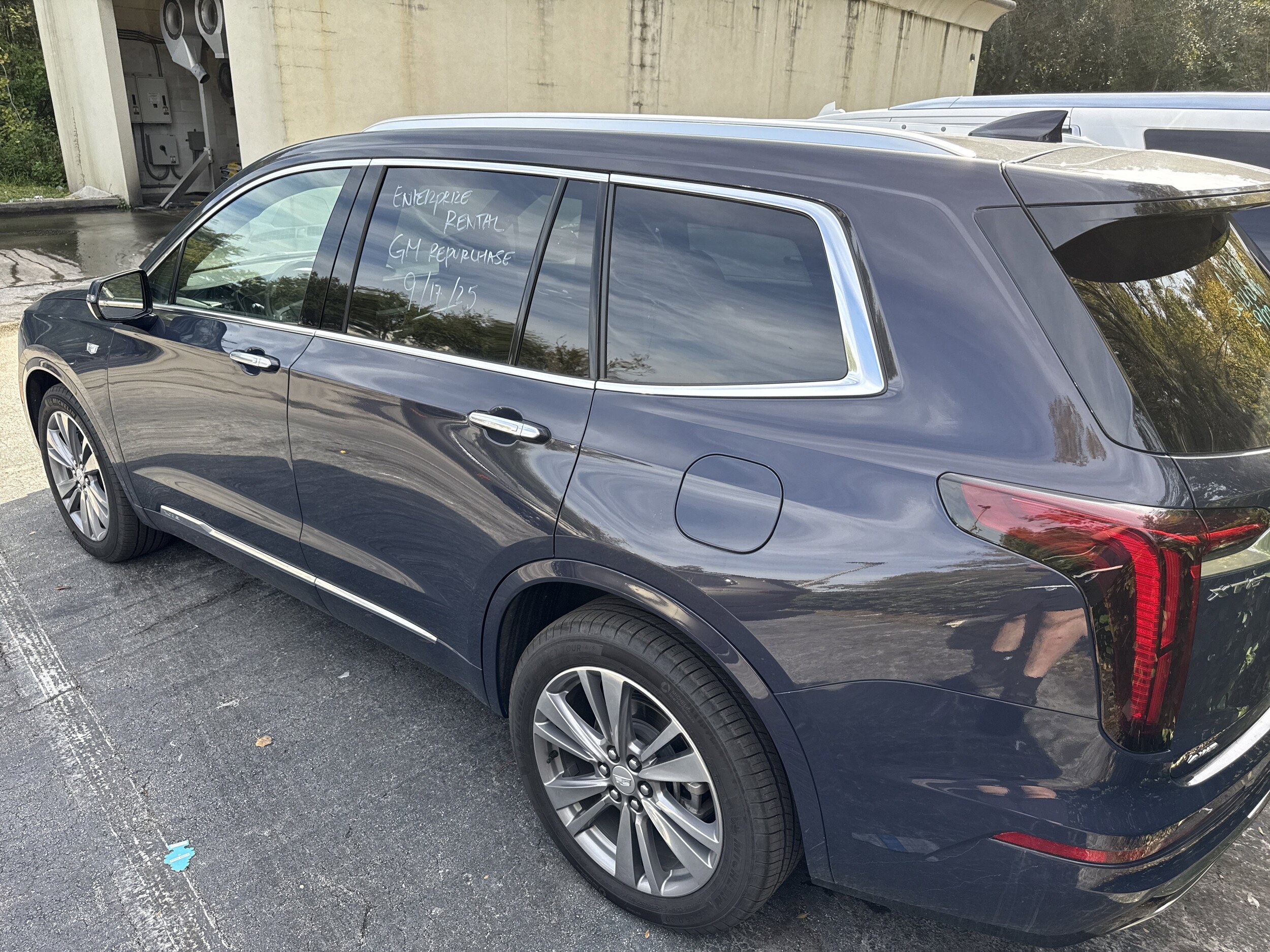 2025 Cadillac XT6 Premium Luxury photo 2