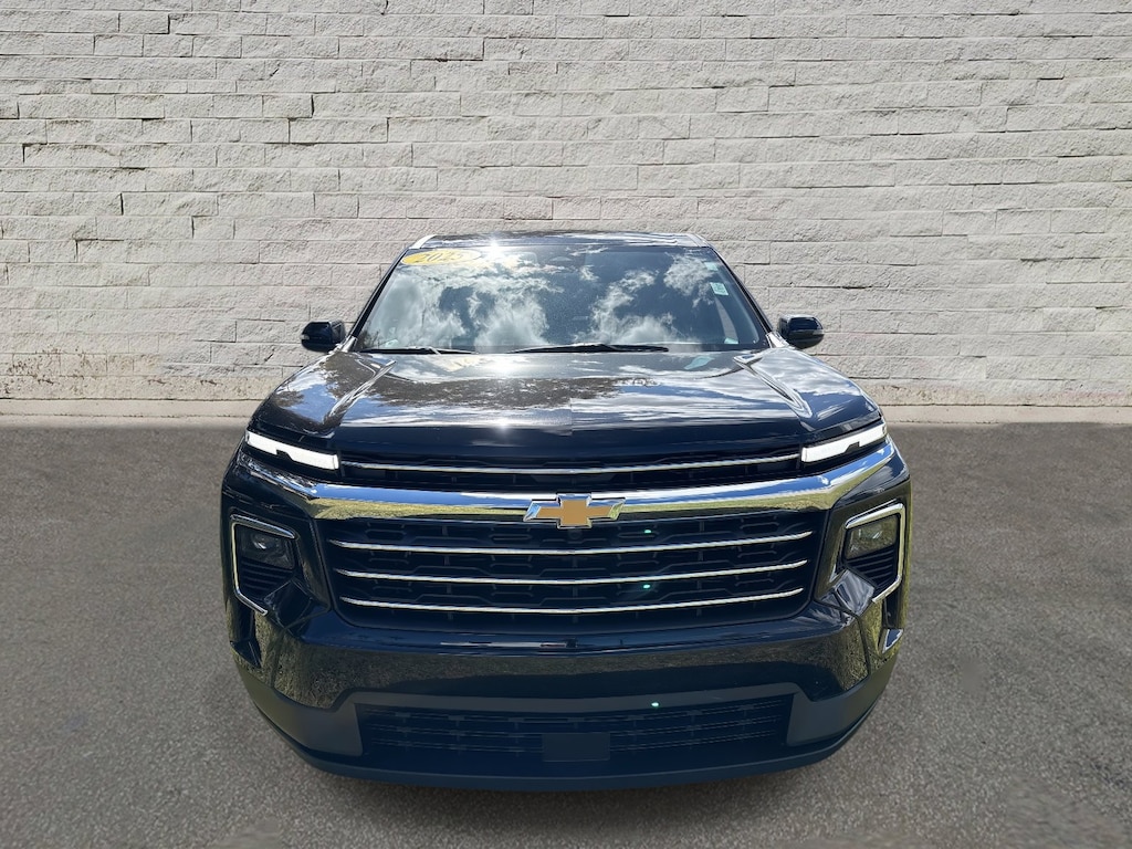 Used 2025 Chevrolet Traverse LT SUV