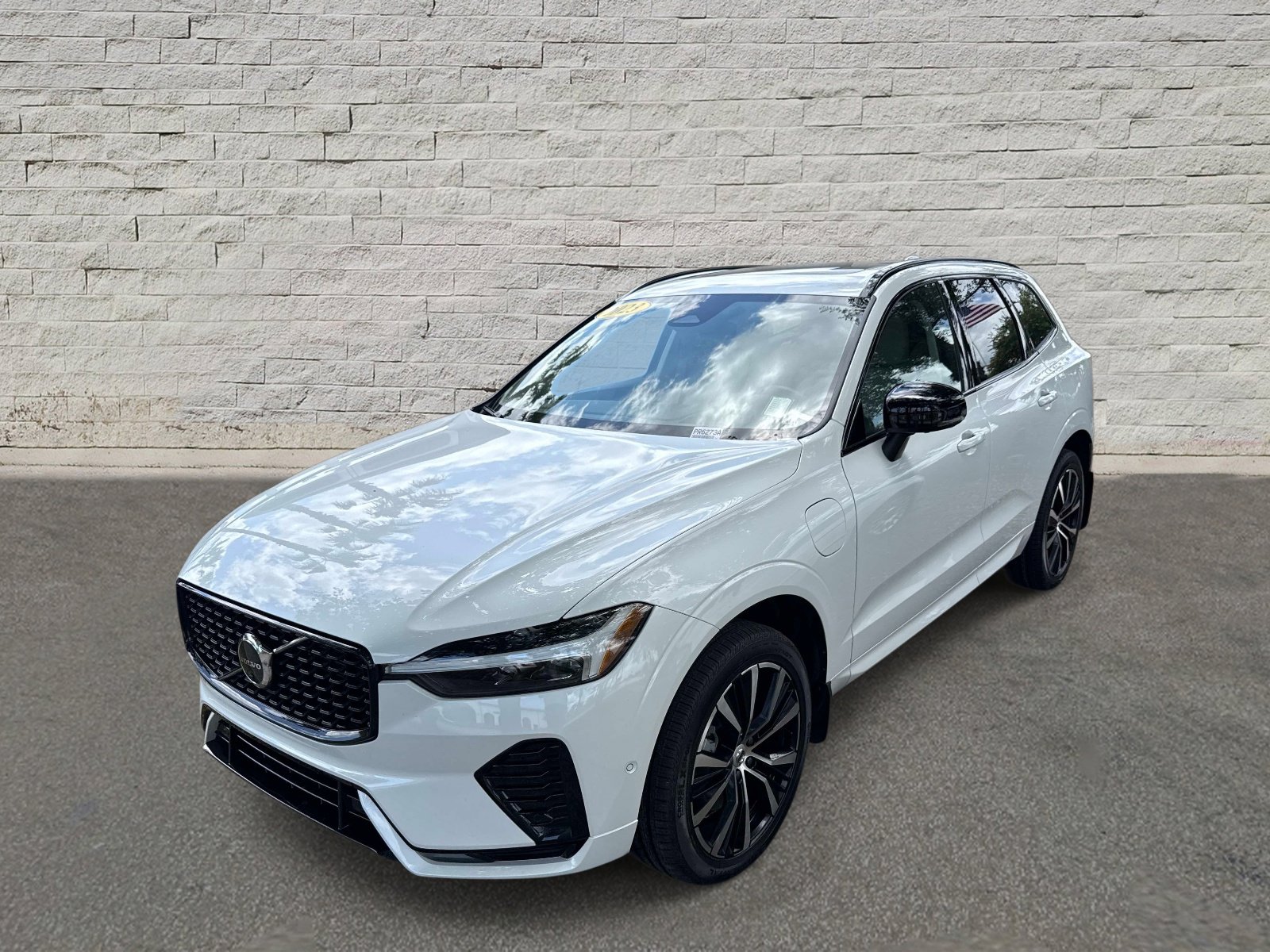 2023 Volvo XC60 T8 Ultimate Dark Theme AWD's photo