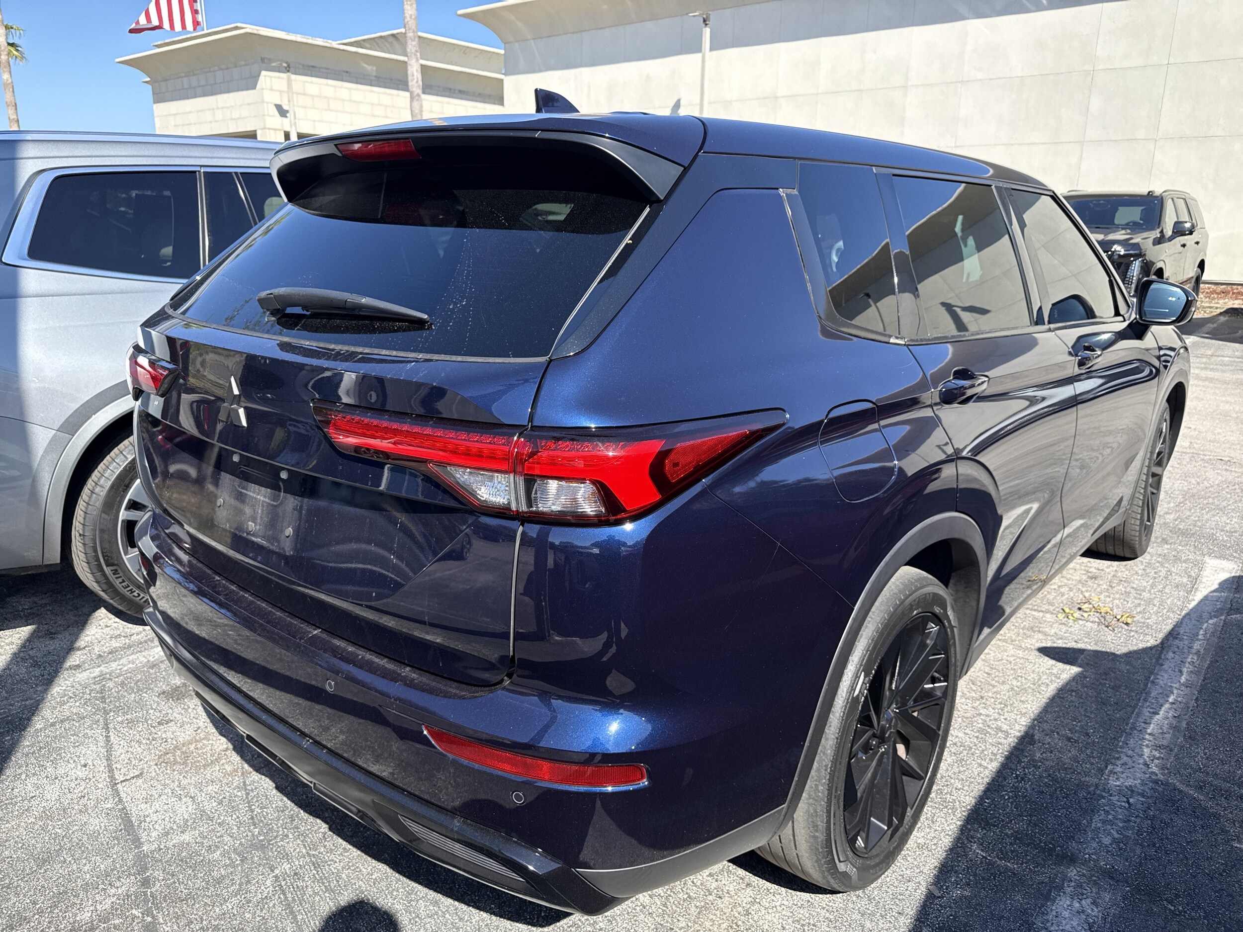 2022 Mitsubishi Outlander SE photo 2