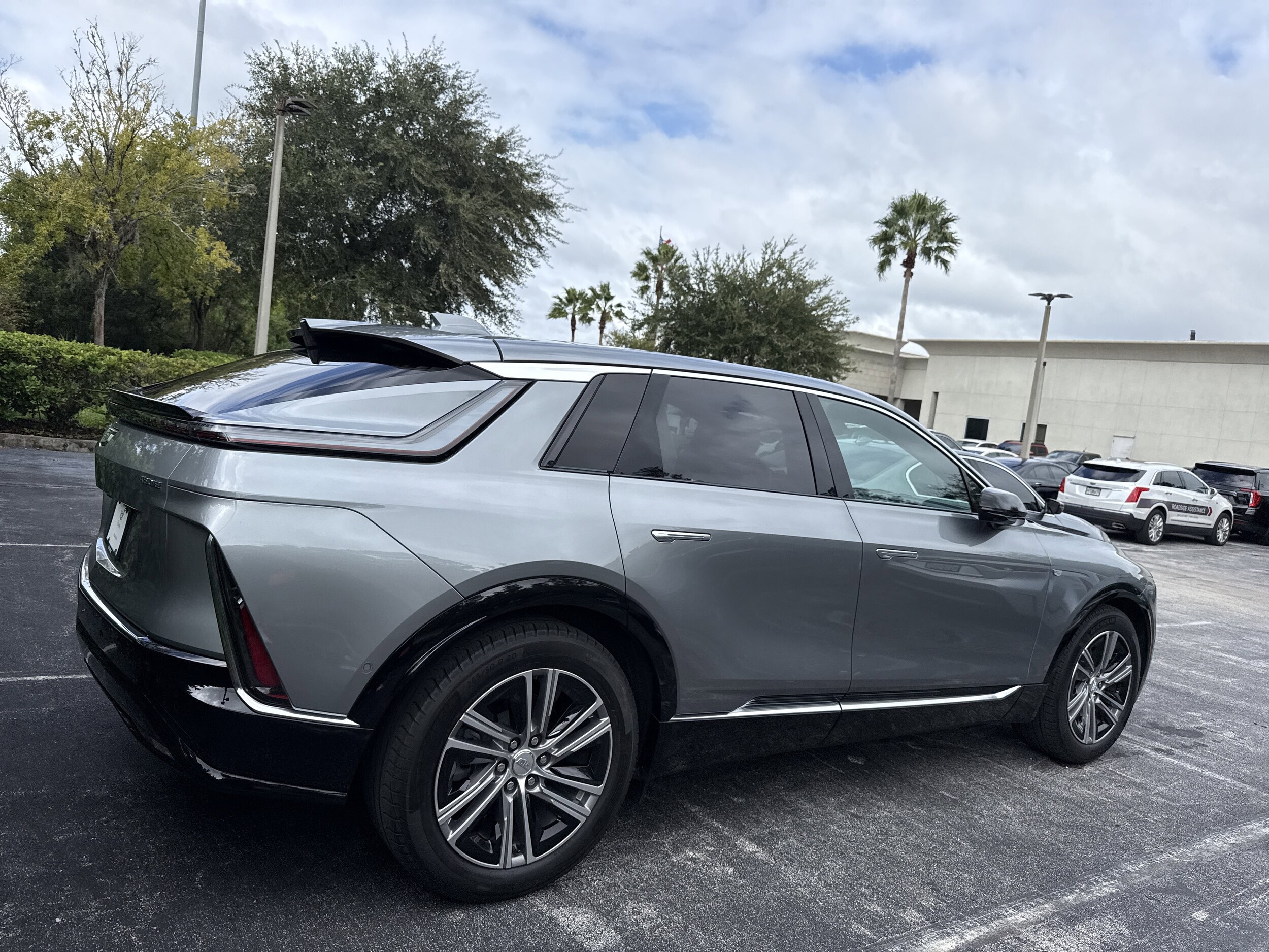 2024 Cadillac Lyriq Luxury photo 2