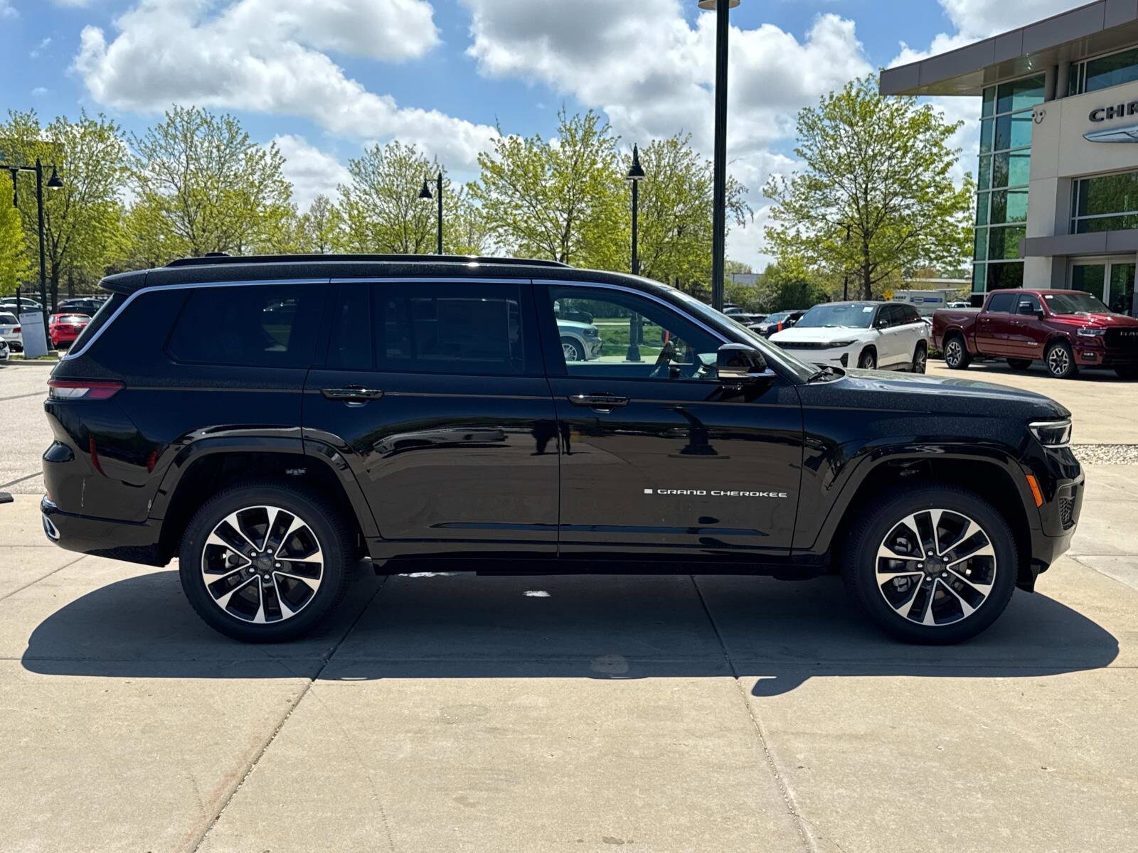 2025 Jeep Grand Cherokee Overland photo 4