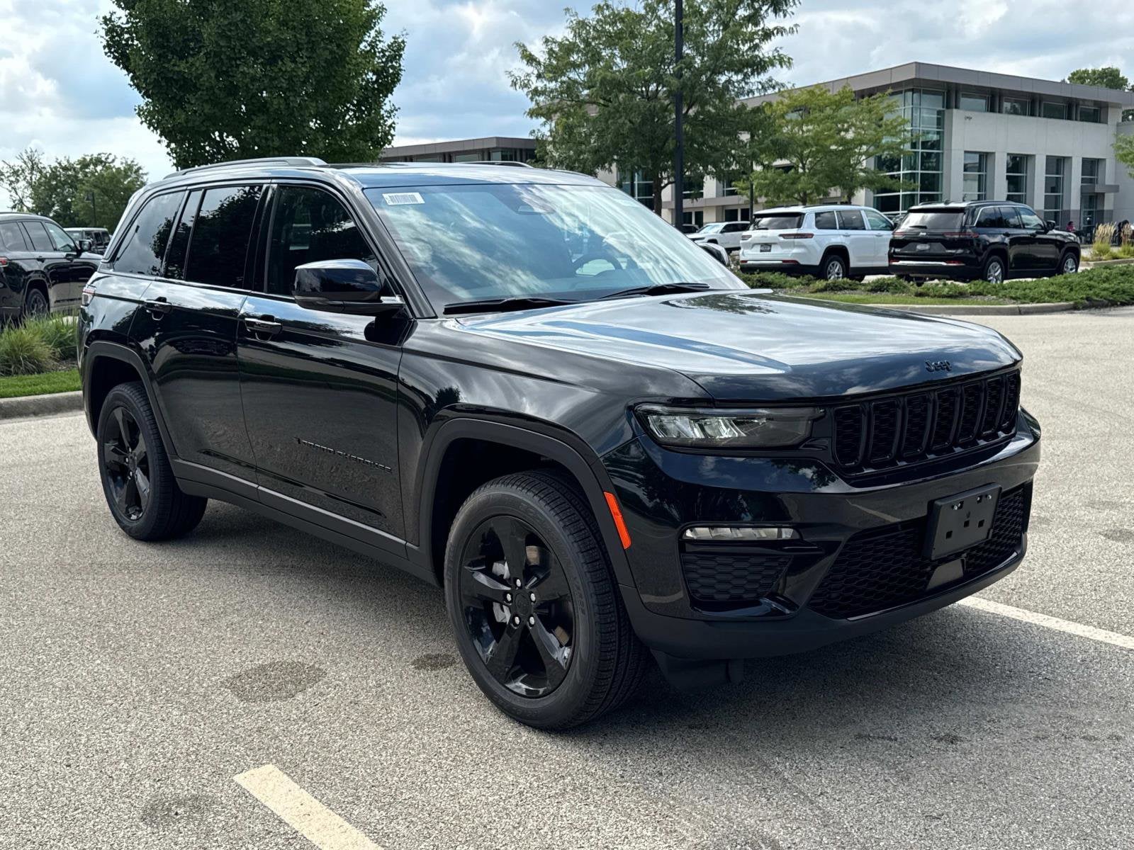 2025 Jeep Grand Cherokee Limited photo 3