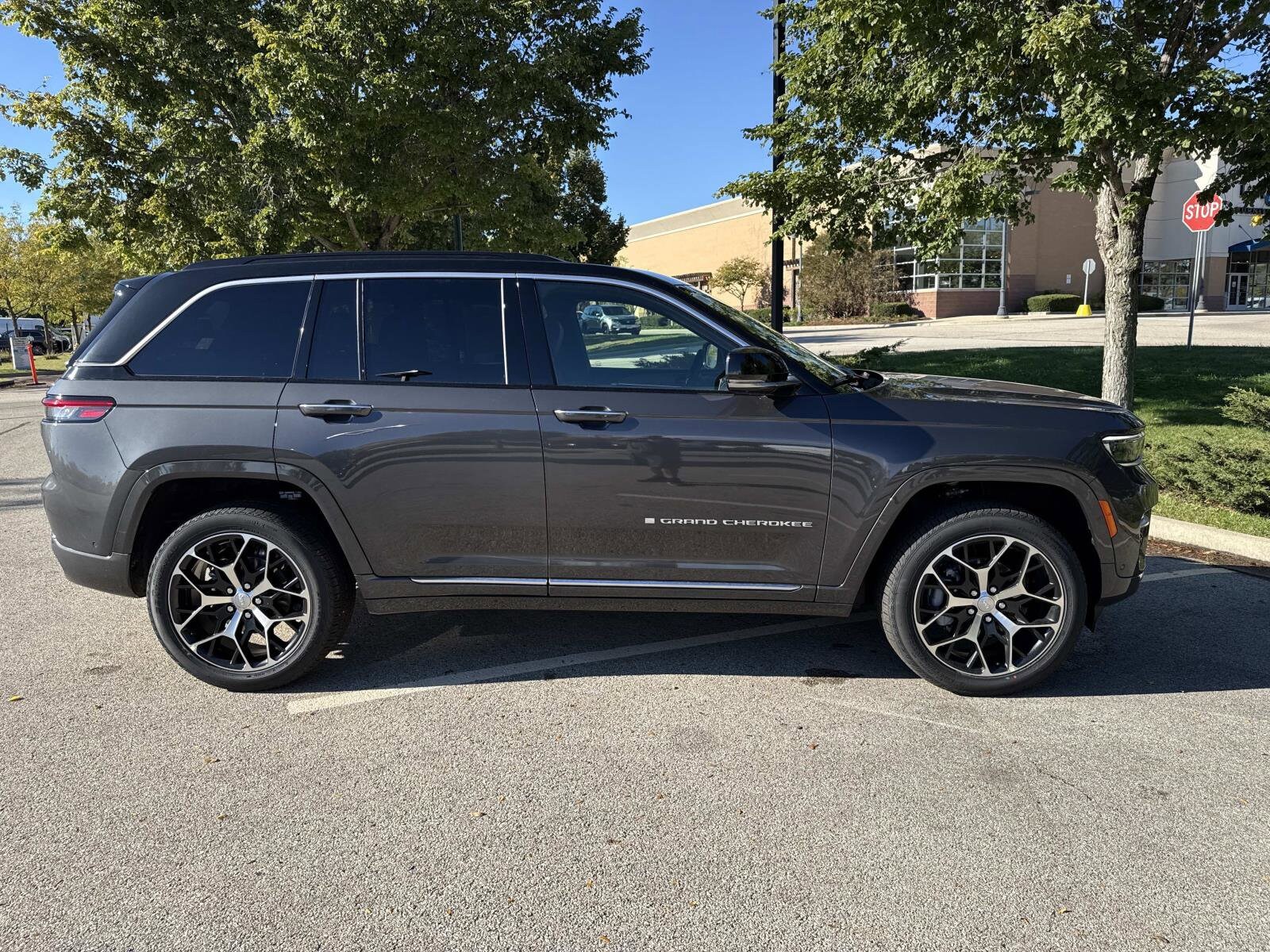 2025 Jeep Grand Cherokee Summit Reserve photo 4