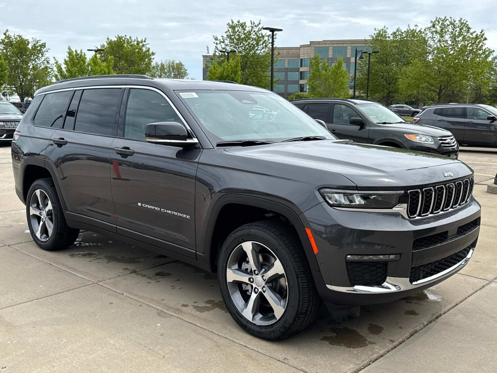 2025 Jeep Grand Cherokee Limited photo 3
