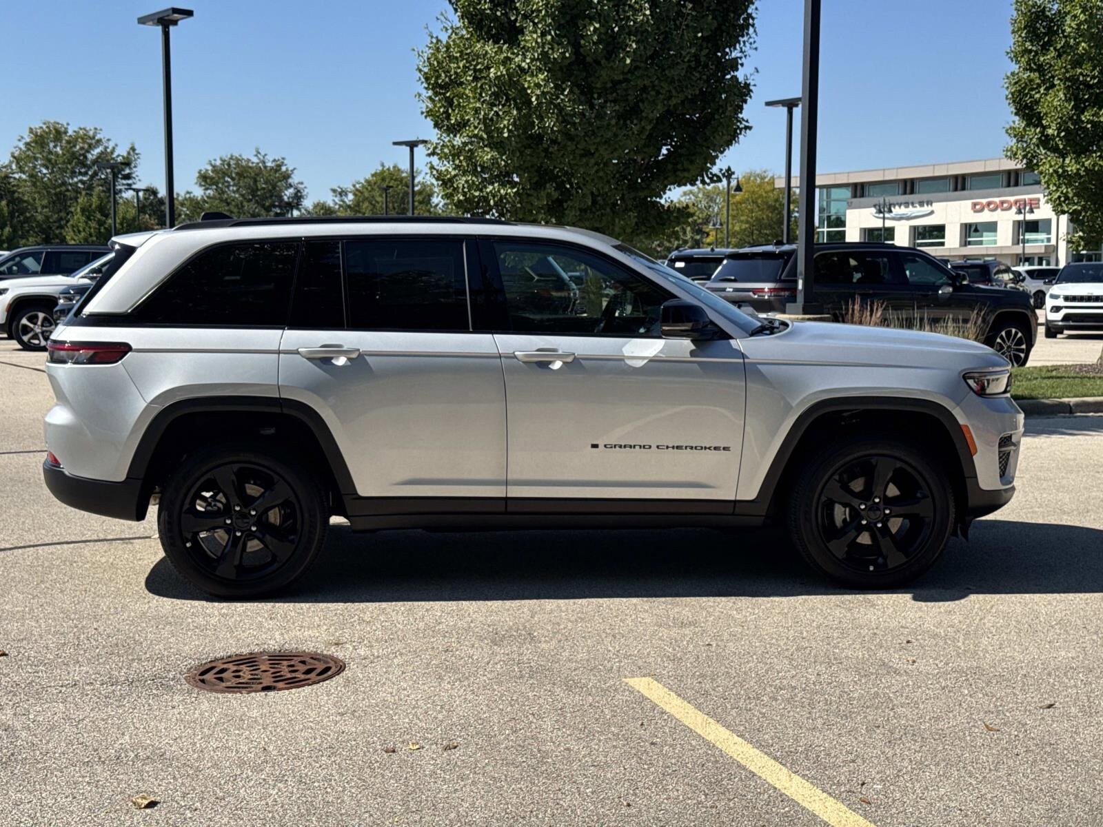 2025 Jeep Grand Cherokee Altitude photo 4