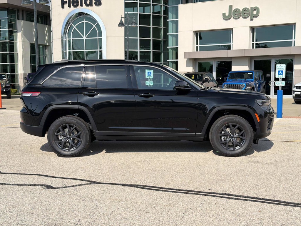 New 2027 Jeep Grand Cherokee 2 Row LAREDO 4X4 Sport Utility