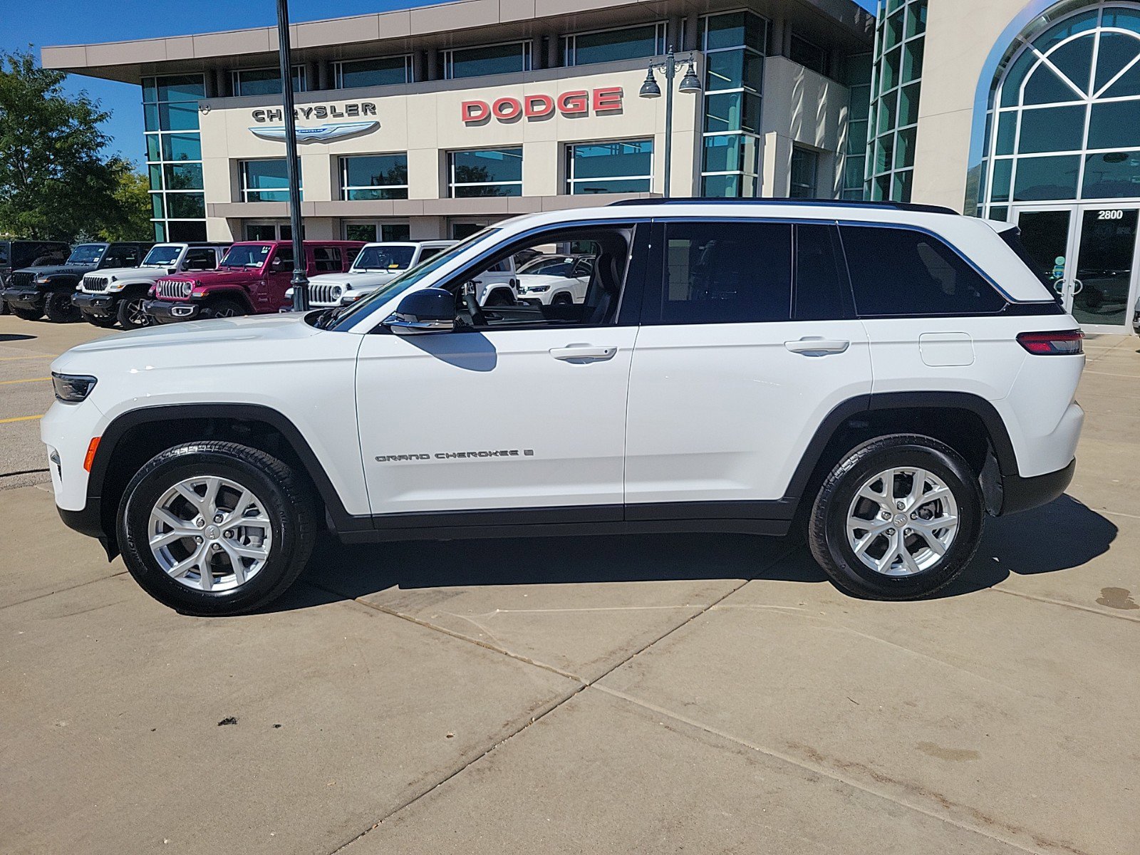 Certified 2023 Jeep Grand Cherokee Limited with VIN 1C4RJHBG5PC500113 for sale in Glenview, IL