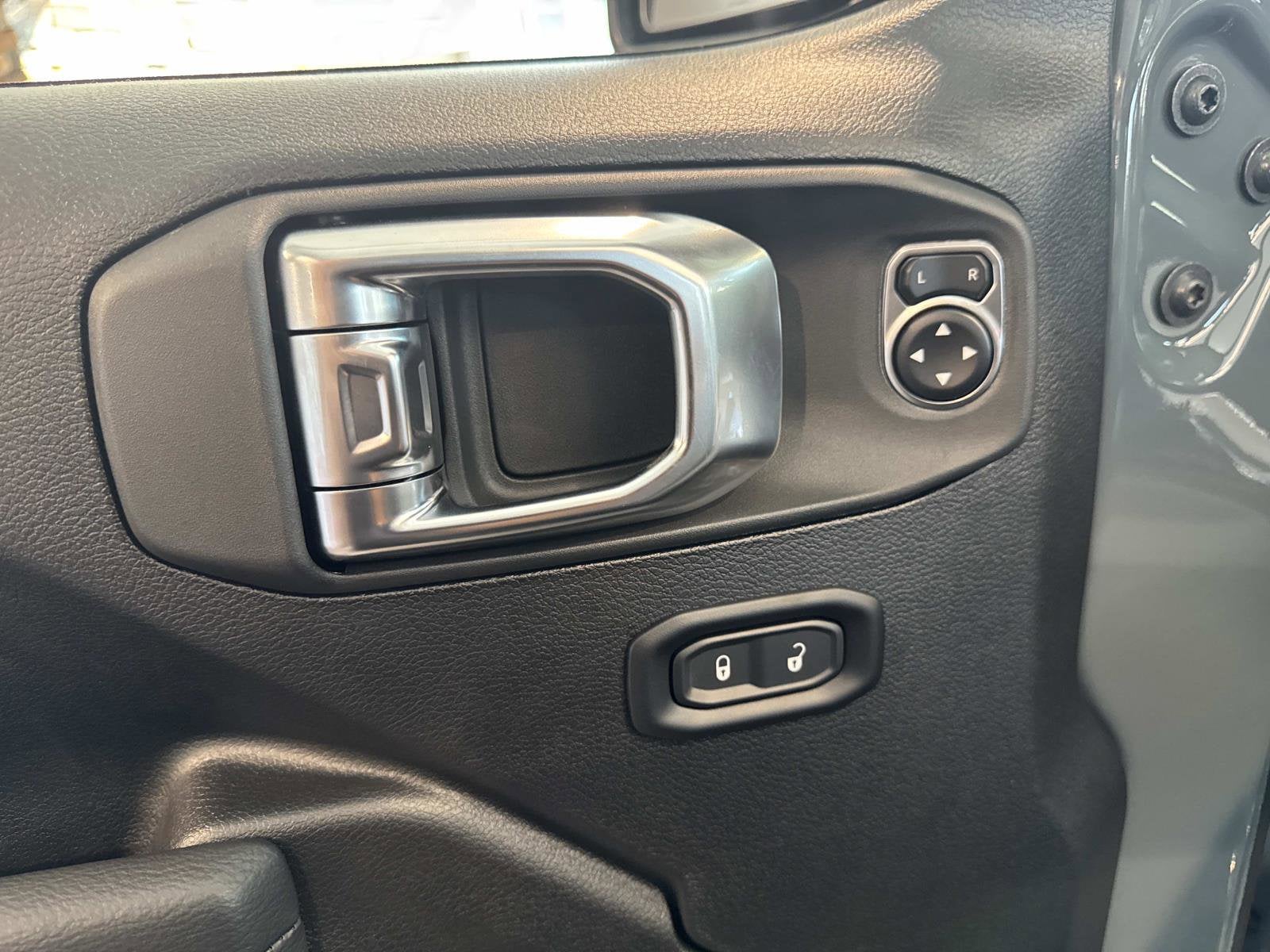 2025 Jeep Gladiator Willys - Photo 14