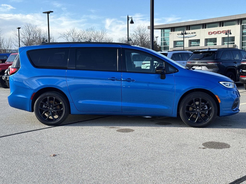New 2026 Chrysler Pacifica SELECT AWD Passenger Van