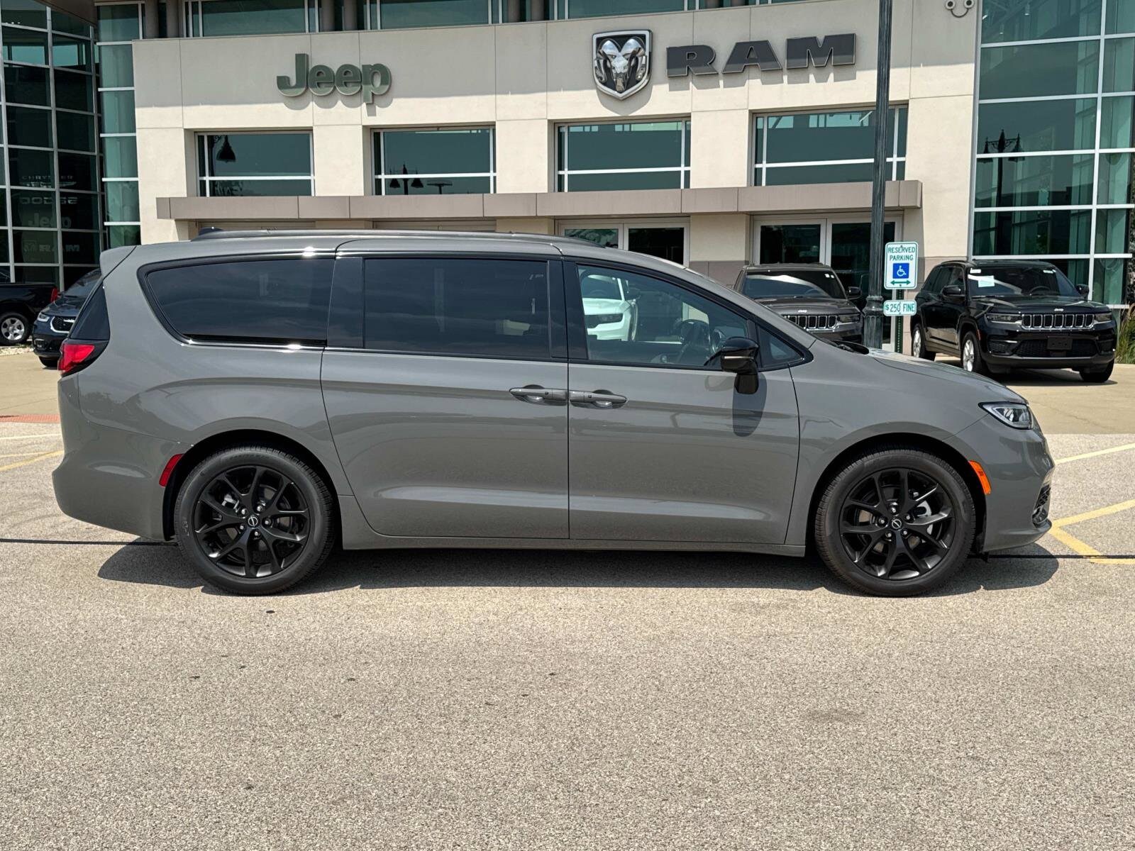 2025 Chrysler Pacifica Limited photo 4