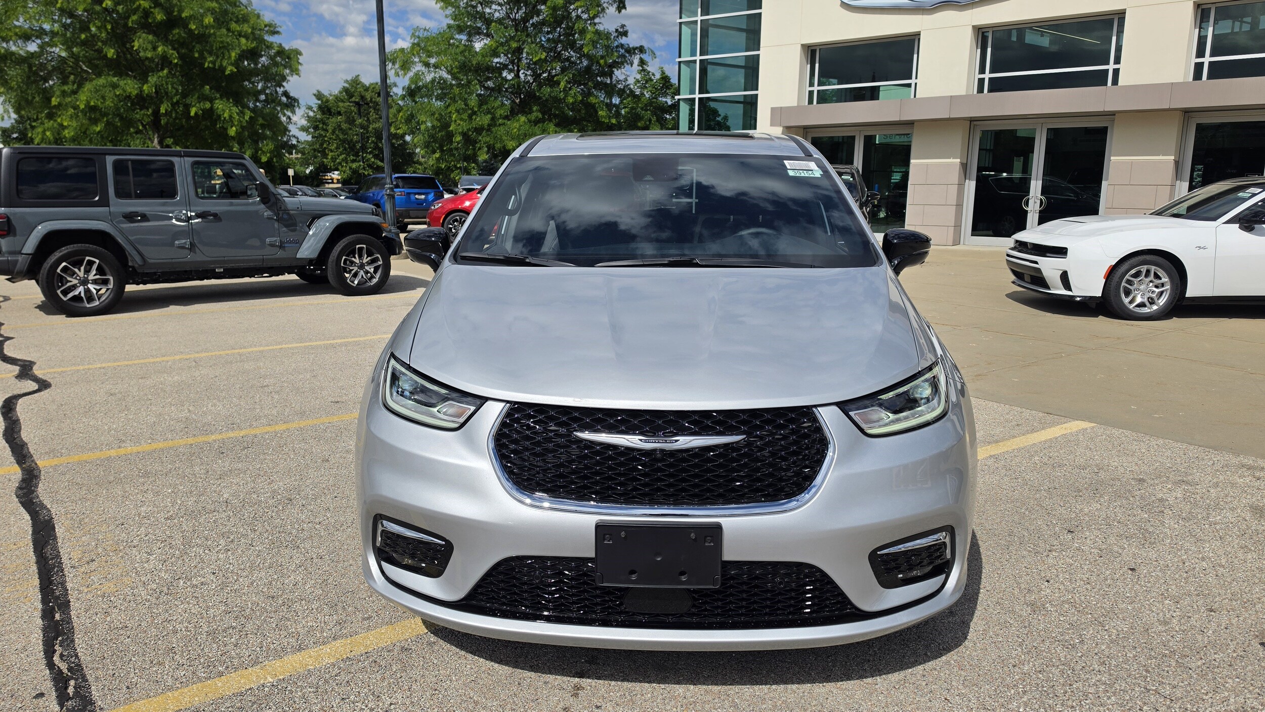 2026 Chrysler Pacifica Select's photo