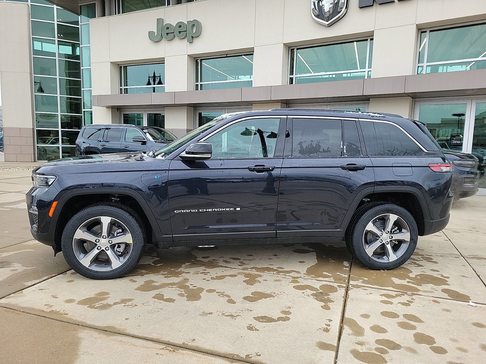 Used 2024 Jeep Grand Cherokee 4xe with VIN 1C4RJYB61RC106246 for sale in Glencoe, IL