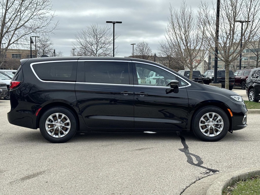 Used 2025 Chrysler Pacifica Select Select AWD