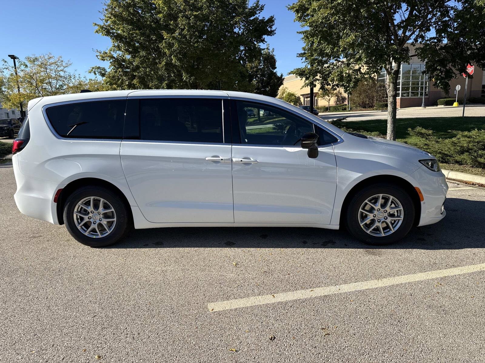 2026 Chrysler Pacifica photo 4