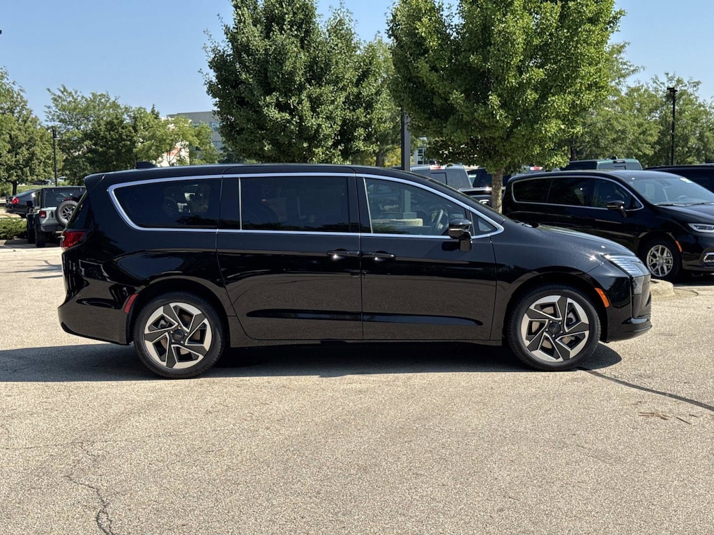 New 2027 Chrysler Pacifica LIMITED AWD Passenger Van