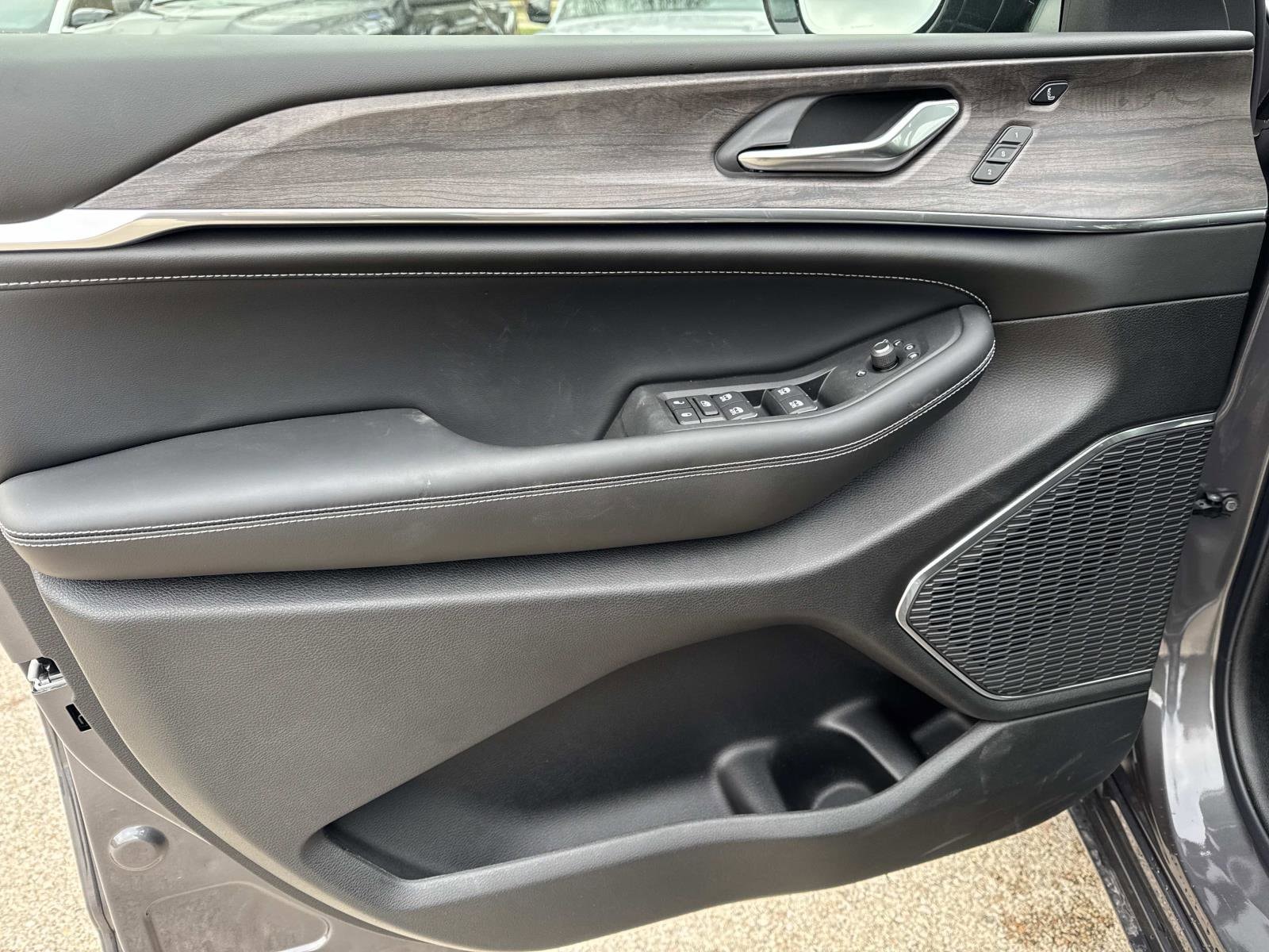 2025 Jeep Grand Cherokee Overland - Photo 17