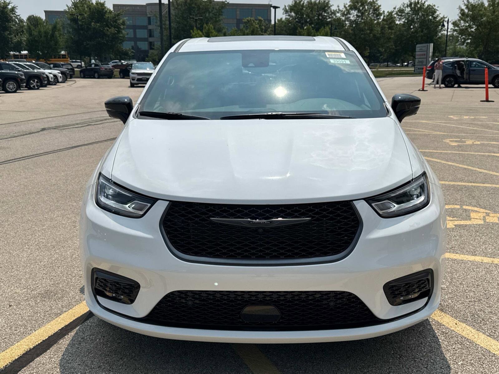 2026 Chrysler Pacifica photo 2