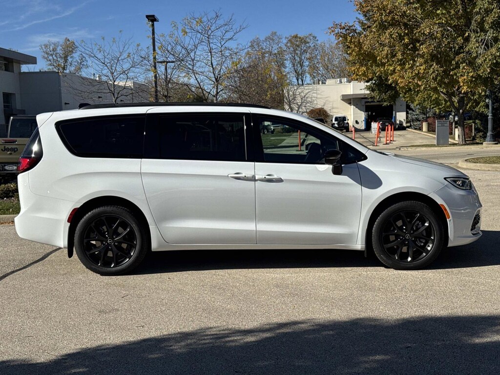New 2026 Chrysler Pacifica SELECT AWD Passenger Van