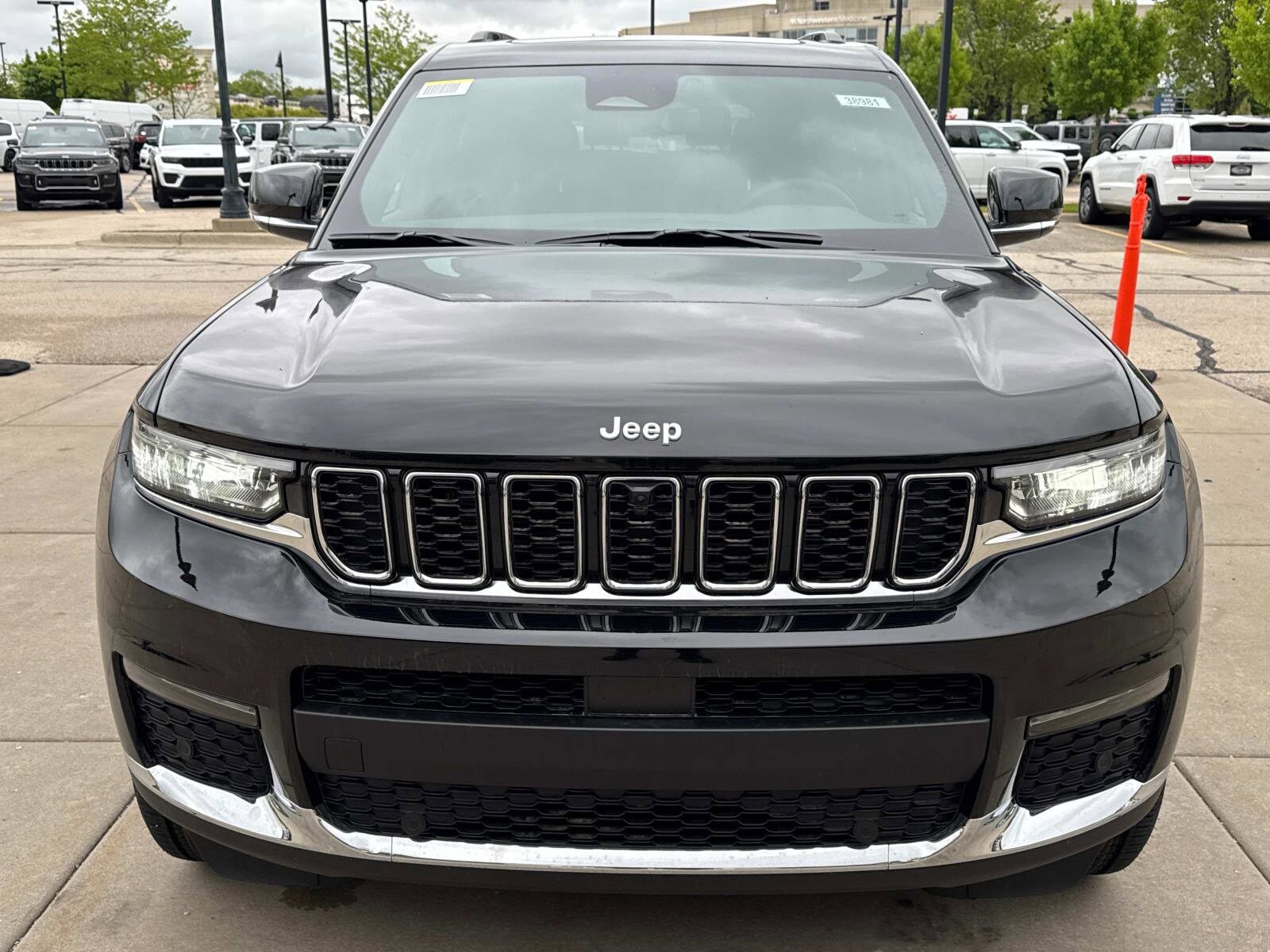 2025 Jeep Grand Cherokee Limited photo 2