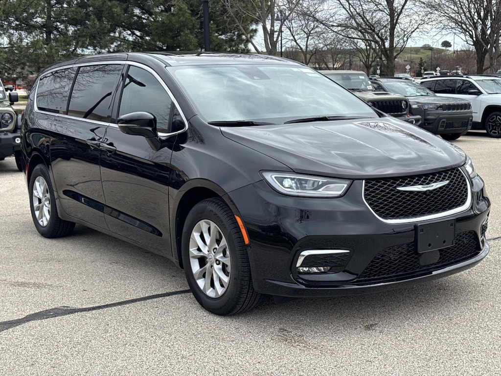 Used 2025 Chrysler Pacifica Select Select AWD