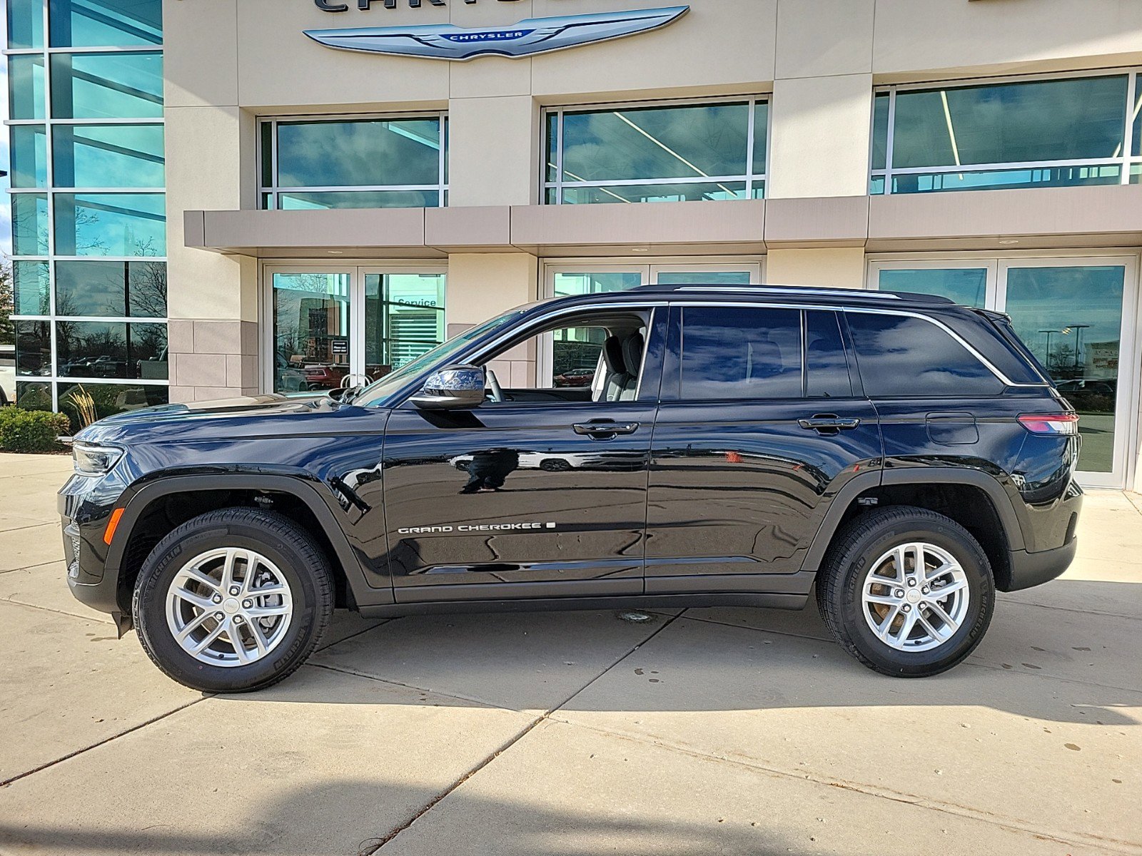 Used 2023 Jeep Grand Cherokee Laredo with VIN 1C4RJHAG9PC548280 for sale in Glenview, IL