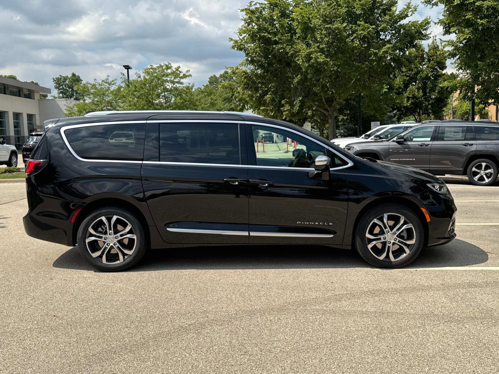 2026 Chrysler Pacifica Pinnacle photo 4