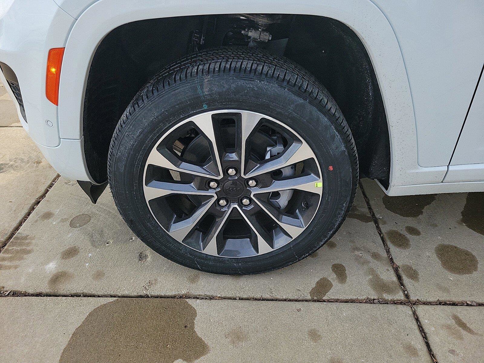 2025 Jeep Grand Cherokee Overland photo 3