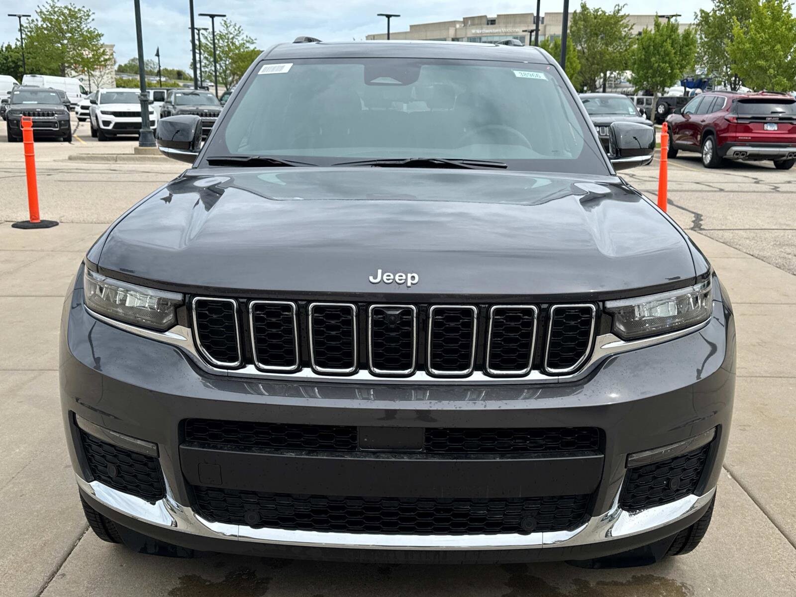 2025 Jeep Grand Cherokee Limited photo 2