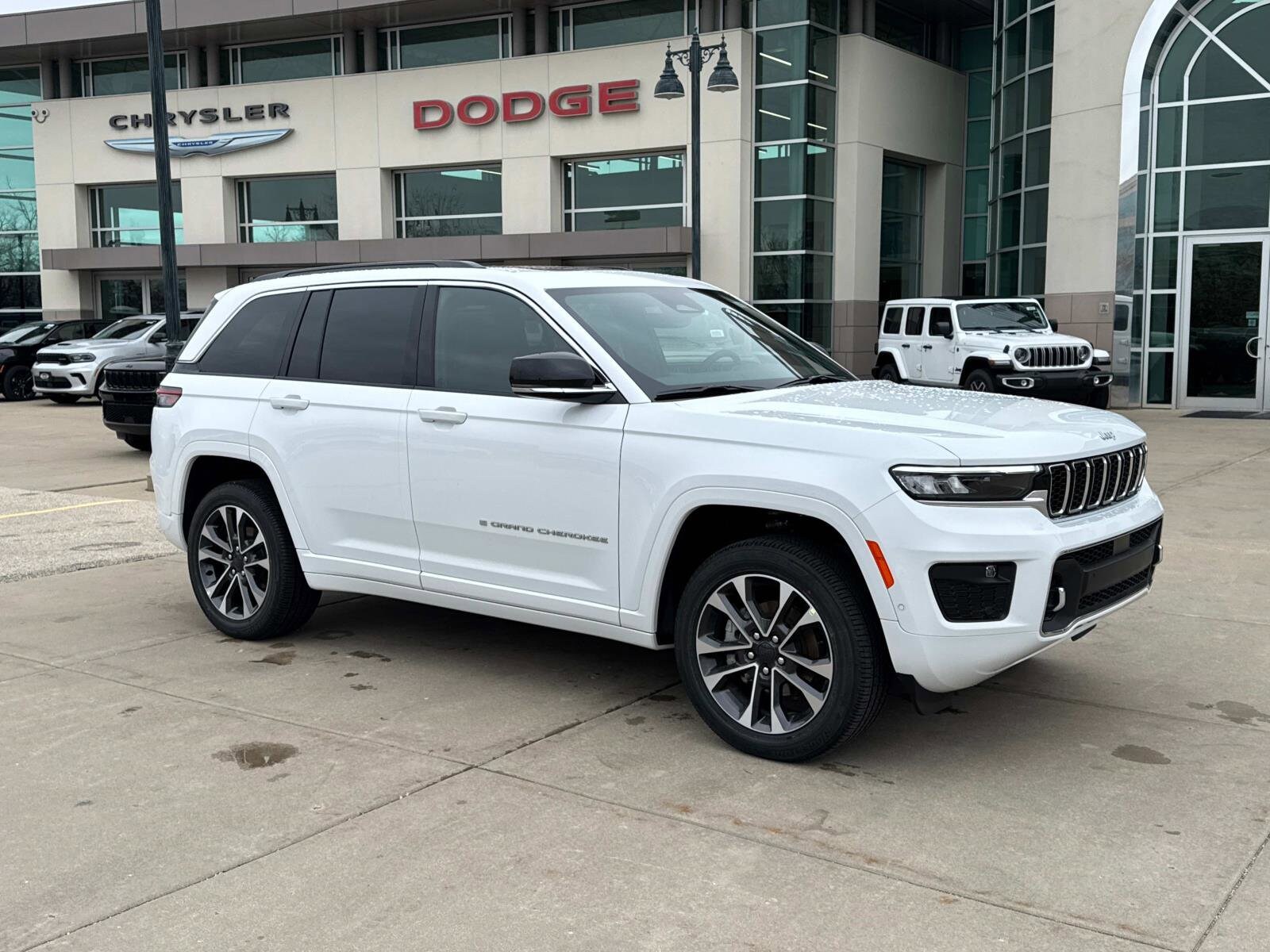 2025 Jeep Grand Cherokee Overland photo 3