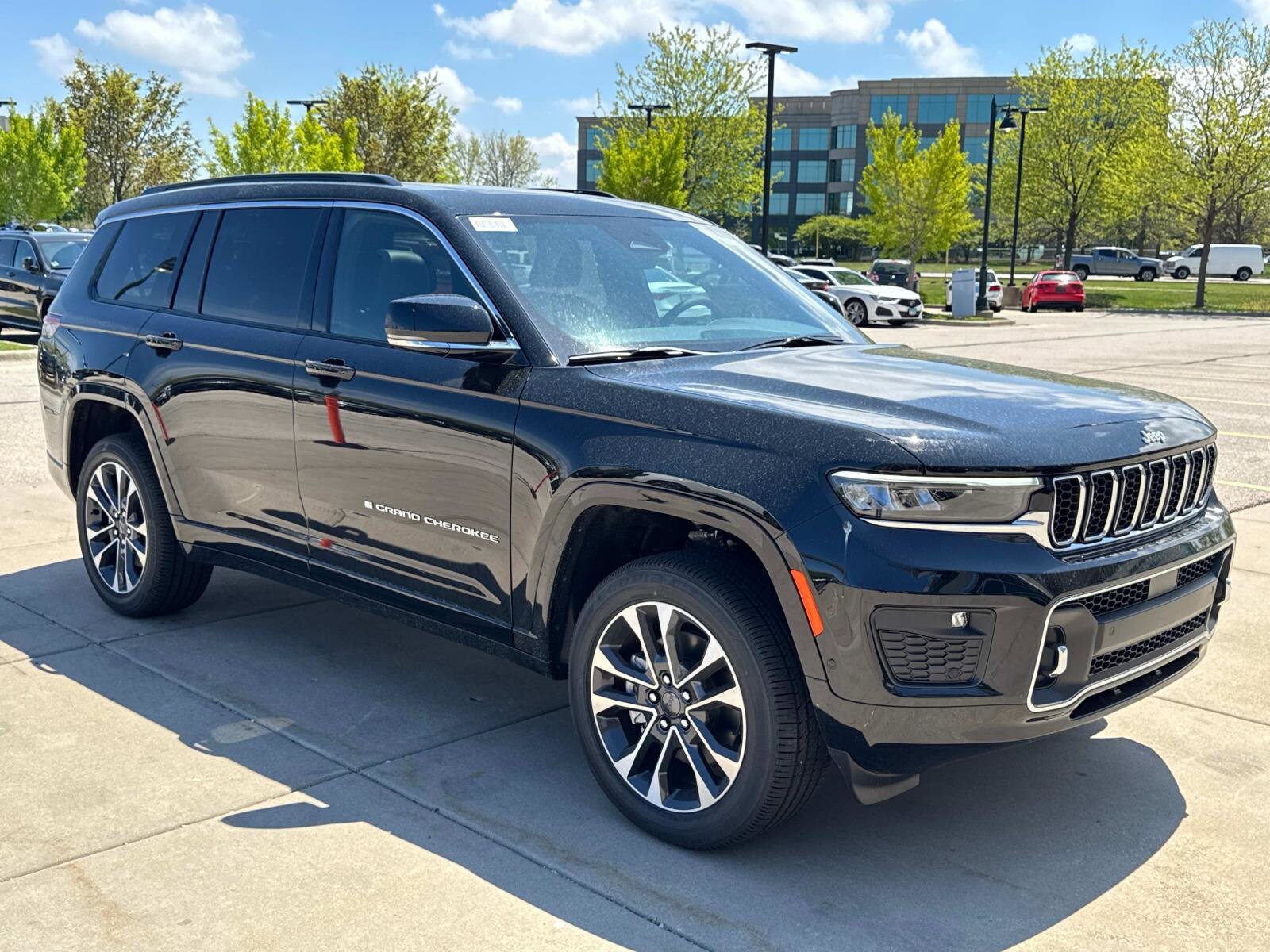 2025 Jeep Grand Cherokee Overland photo 3