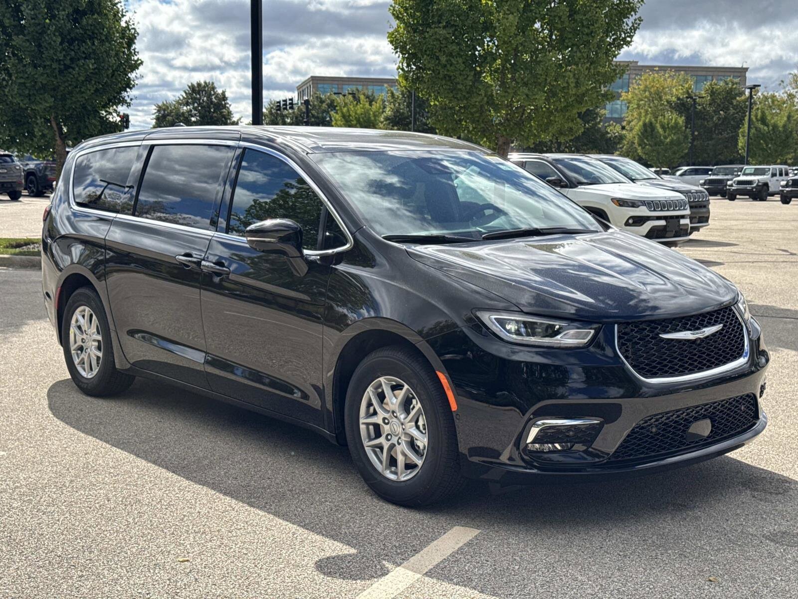 2026 Chrysler Pacifica photo 3
