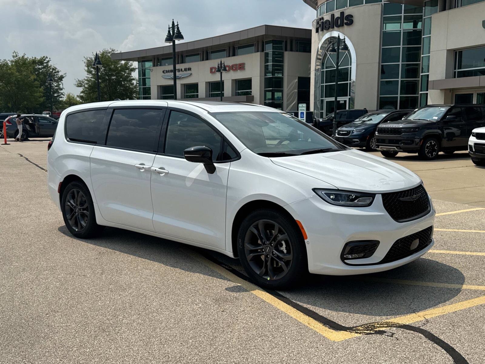 2026 Chrysler Pacifica photo 3