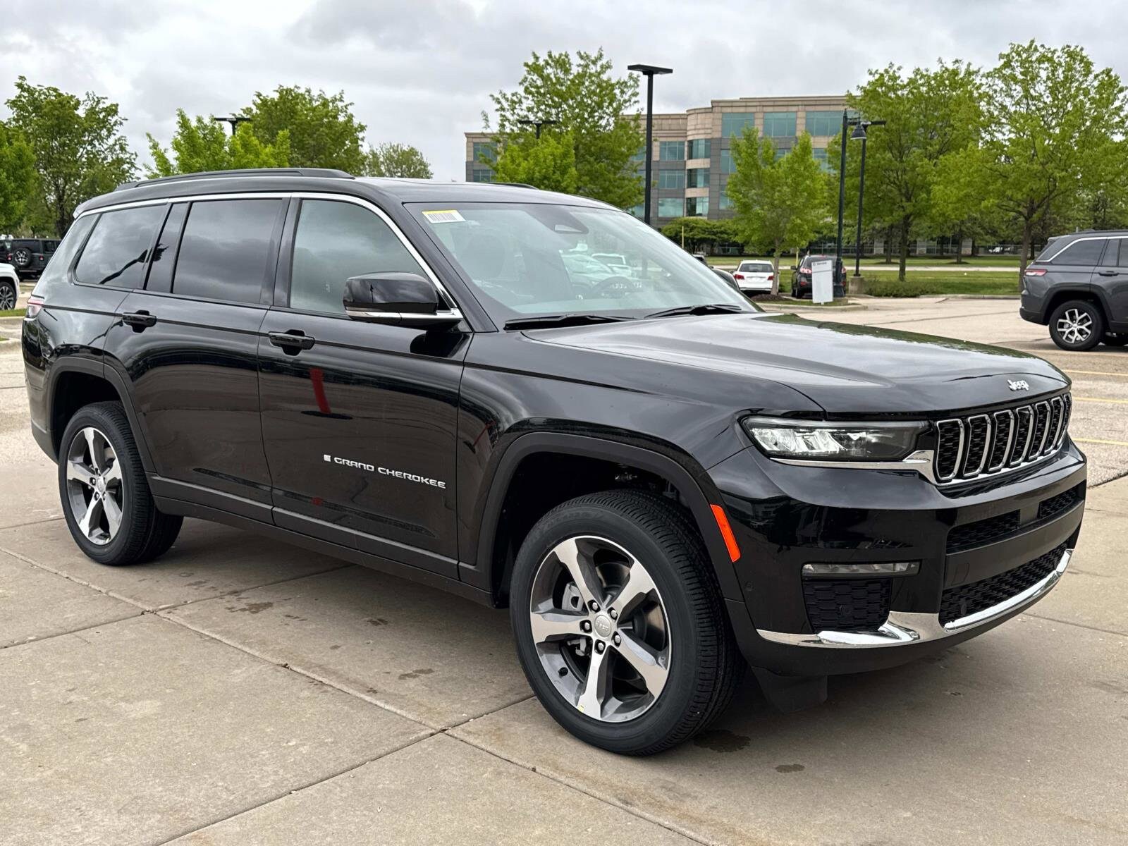 2025 Jeep Grand Cherokee Limited photo 3