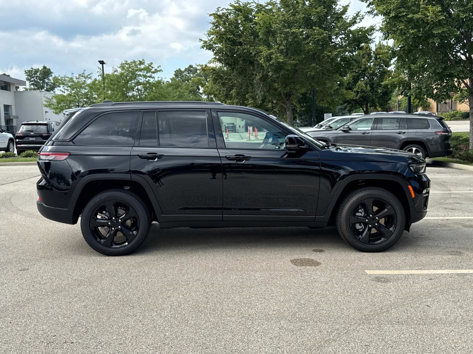 2025 Jeep Grand Cherokee Limited photo 4