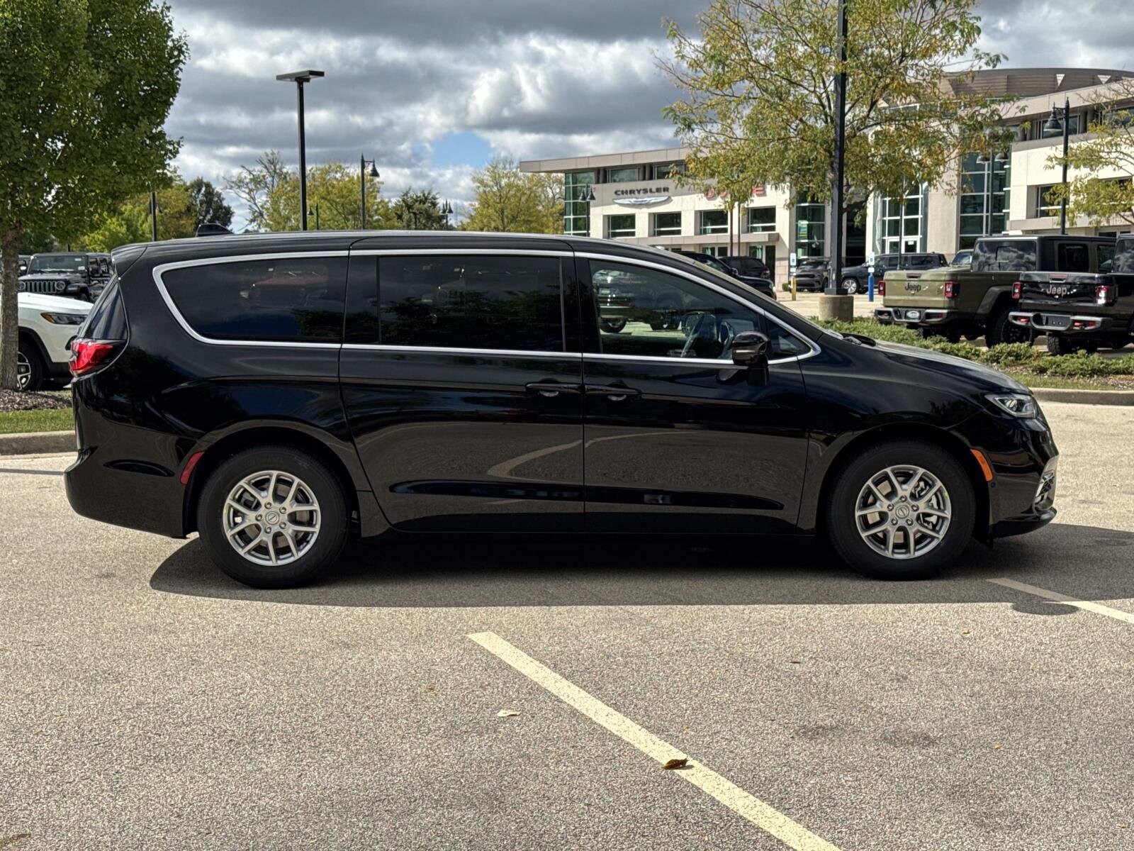 2026 Chrysler Pacifica photo 4