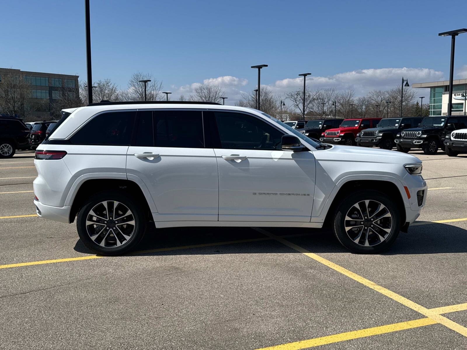 2025 Jeep Grand Cherokee Overland photo 4